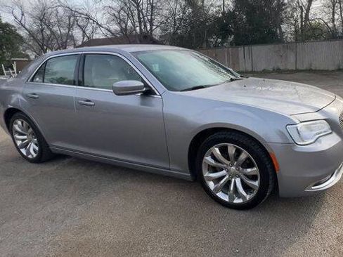 Used 2018 Chrysler 300 Touring L image 2