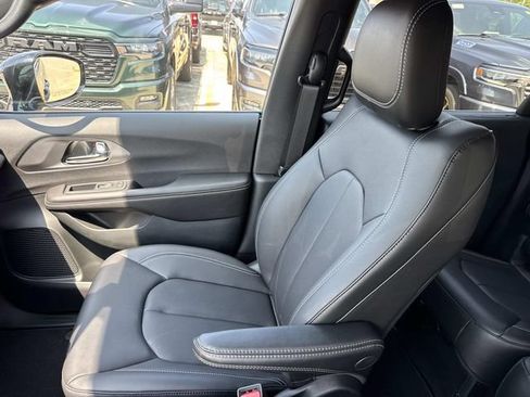 New 2027 Chrysler Pacifica Select FWD image 16
