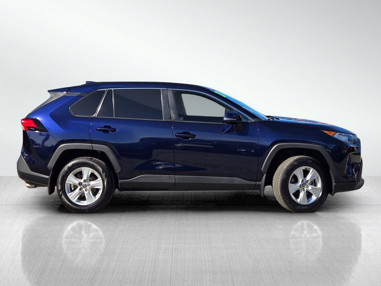 Used 2021 Toyota RAV4 XLE w/ Convenience Package FWD image 3