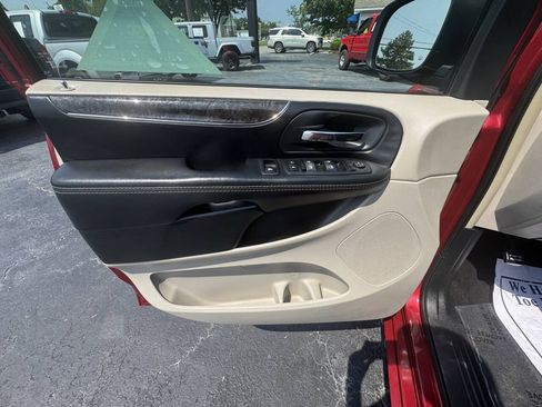 Used 2014 Chrysler Town & Country Touring w/ Driver Convenience Group FWD image 16