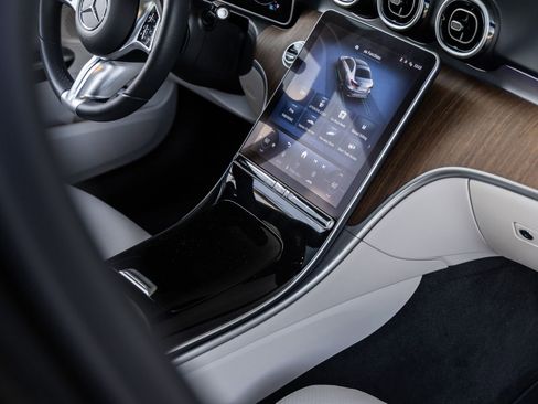 Used 2025 Mercedes-Benz C 300 Sedan image 29