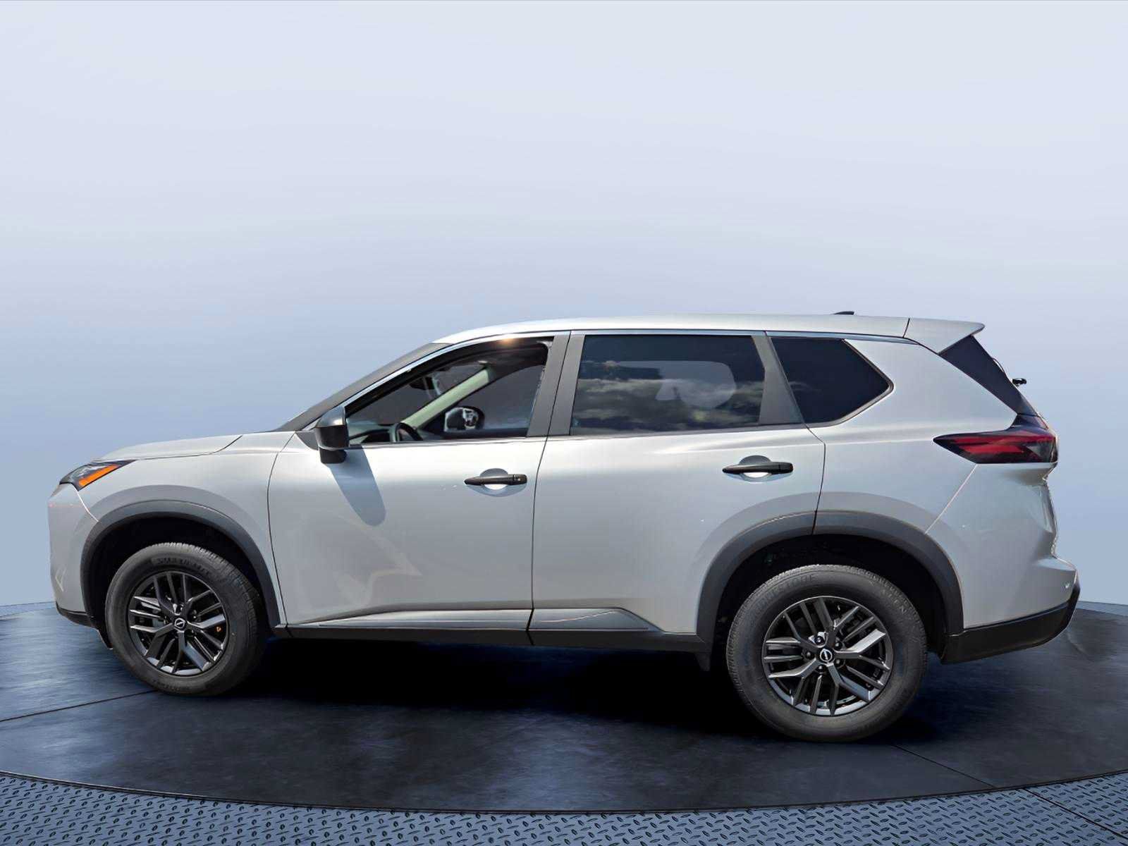 Used 2024 Nissan Rogue S FWD image 3