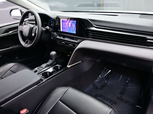 Used 2025 Toyota Camry LE w/ Convenience Package image 15