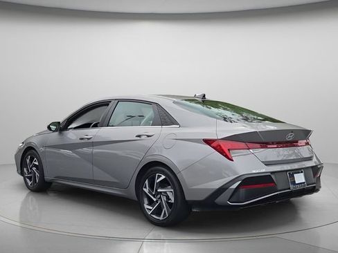 Used 2025 Hyundai Elantra Limited FWD image 6