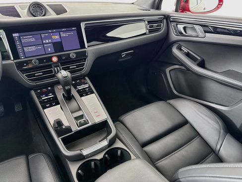 Certified 2025 Porsche Macan AWD/4WD image 26