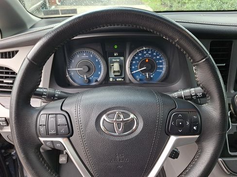 Used 2017 Toyota Sienna XLE Premium FWD image 21
