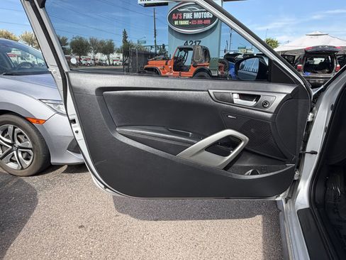 Used 2016 Hyundai Veloster Turbo w/ Option Group 04 FWD image 6