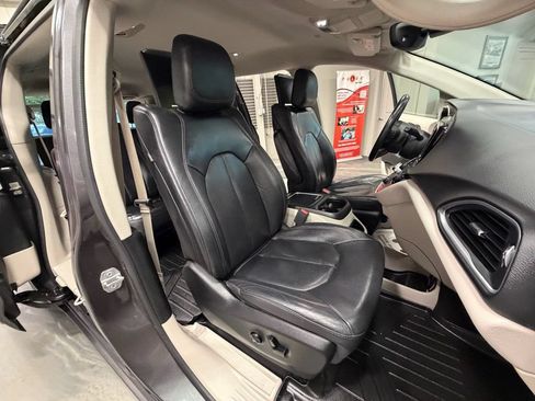 Used 2018 Chrysler Pacifica Touring-L Plus FWD image 4