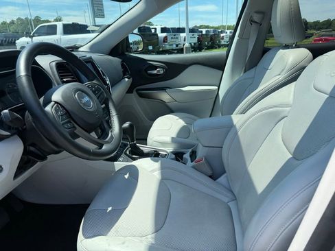 Used 2019 Jeep Cherokee Limited w/ Luxury Group AWD/4WD image 4