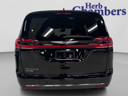 Used 2024 Chrysler Pacifica Touring-L FWD image 11