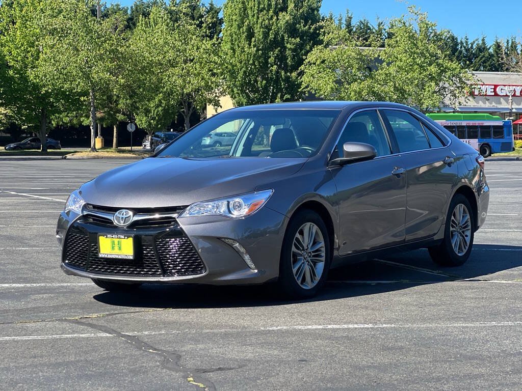 Used 2017 Toyota Camry SE FWD image 1