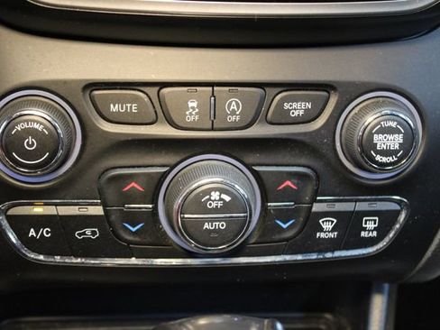 Used 2019 Jeep Cherokee Limited AWD/4WD image 26