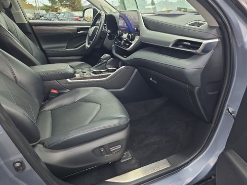Used 2023 Toyota Highlander Platinum image 16