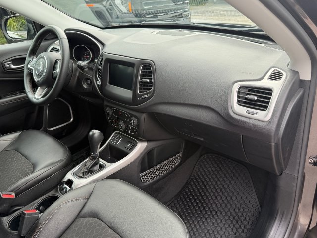 Used 2018 Jeep Compass Latitude w/ Popular Equipment Group FWD image 17