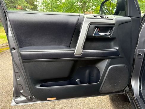 Used 2018 Toyota 4Runner SR5 AWD/4WD image 11