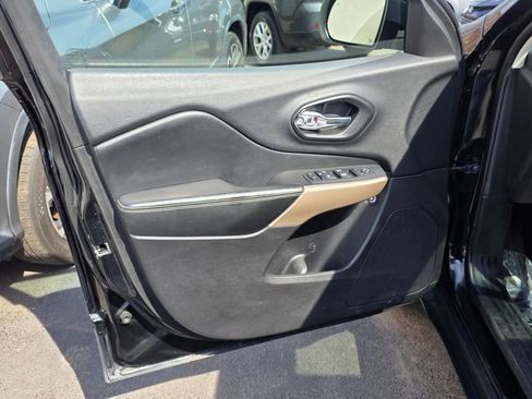 Used 2018 Jeep Cherokee Limited AWD/4WD image 13