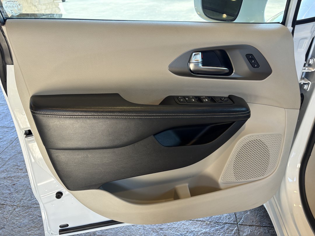 Used 2021 Chrysler Pacifica Touring-L FWD image 19