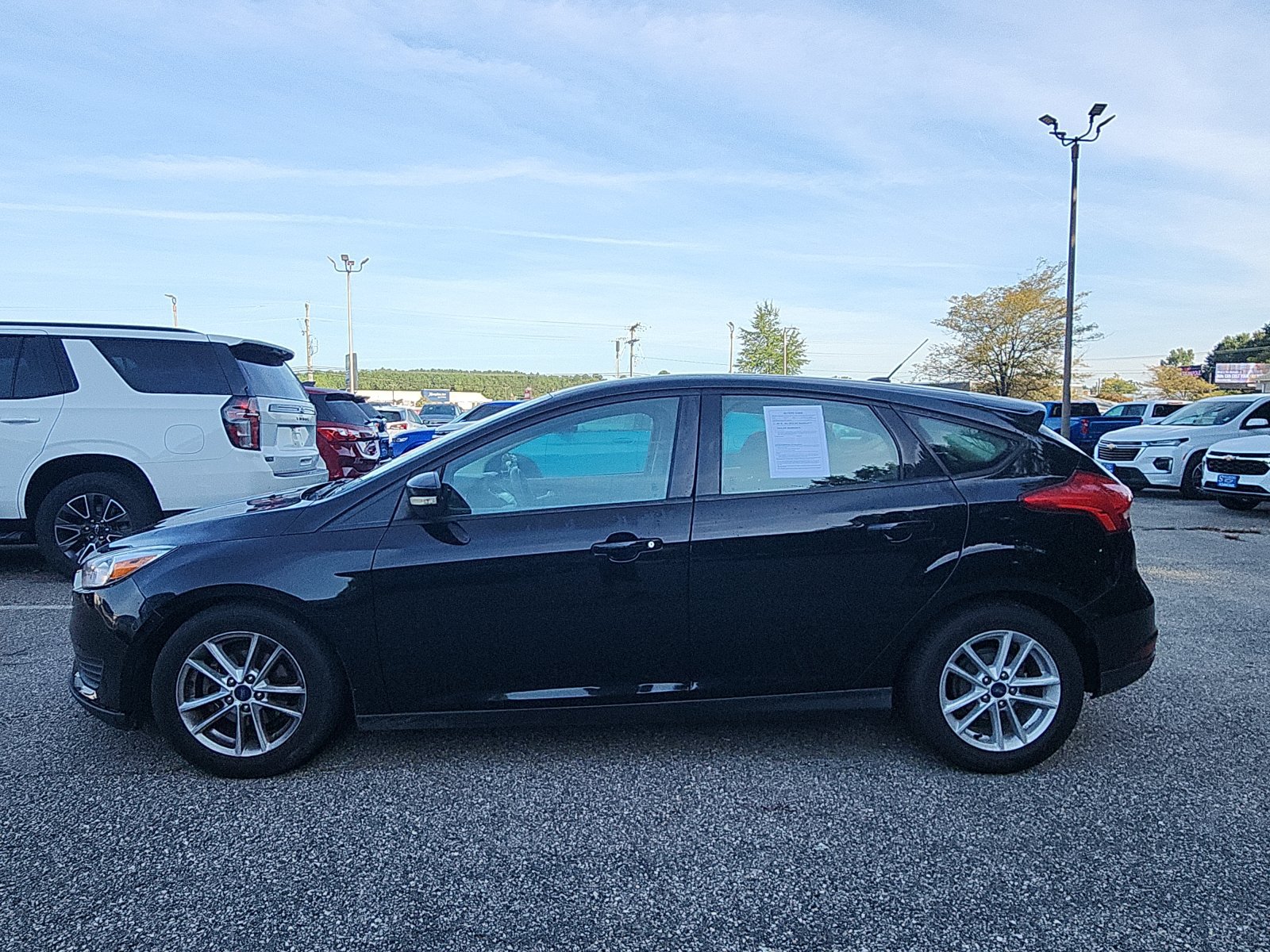 Used 2018 Ford Focus SE w/ Cold Weather Package FWD image 2
