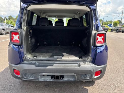 Used 2019 Jeep Renegade Latitude w/ Cold Weather Group AWD/4WD image 4