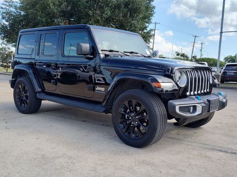 Used 2023 Jeep Wrangler Unlimited Sahara w/ Cold Weather Group AWD/4WD image 14