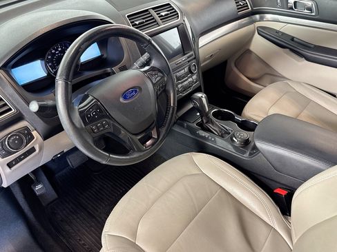 Used 2018 Ford Explorer XLT w/ Equipment Group 202A image 9