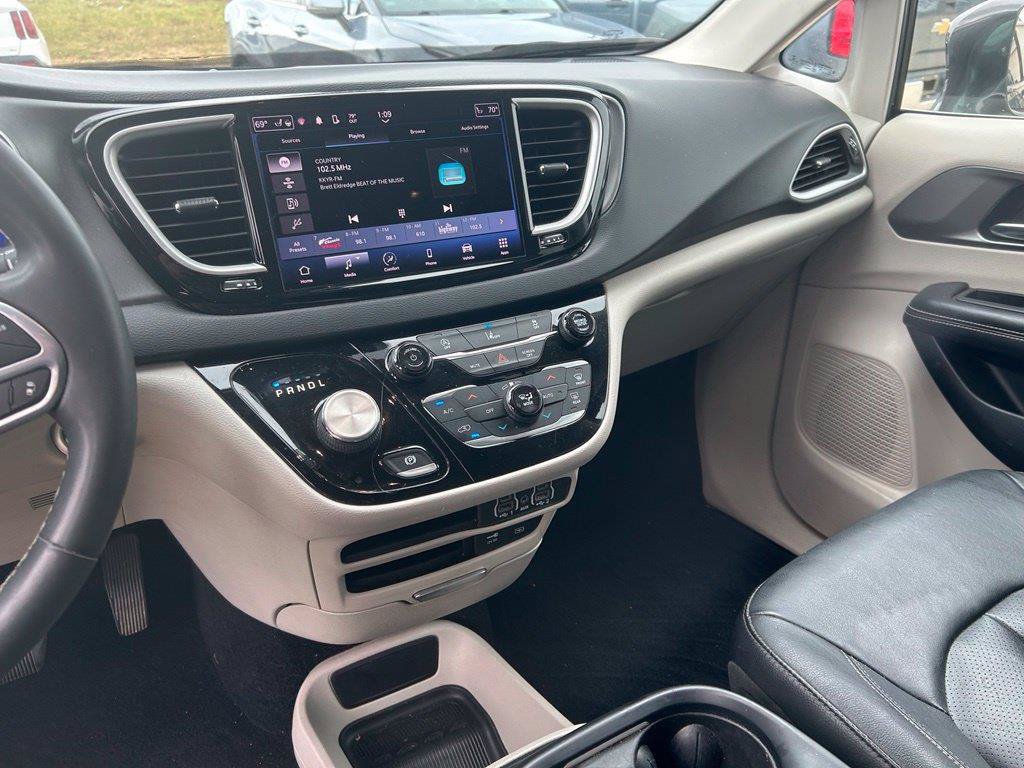 Used 2022 Chrysler Pacifica Touring-L FWD image 13