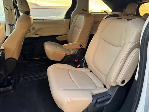 Used 2022 Toyota Sienna XLE FWD image 5