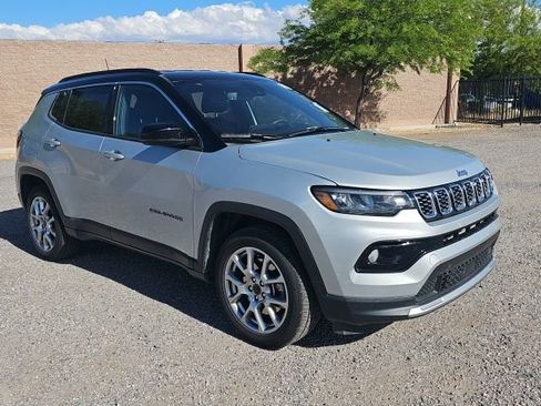 Used 2025 Jeep Compass Limited image 3