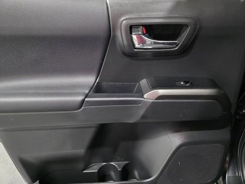 Used 2022 Toyota Tacoma TRD Sport image 11