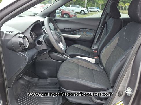 Used 2018 Nissan Kicks SV FWD image 3