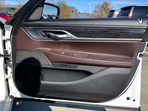 Used 2022 BMW 740i w/ Luxury Rear Seating Package image 19