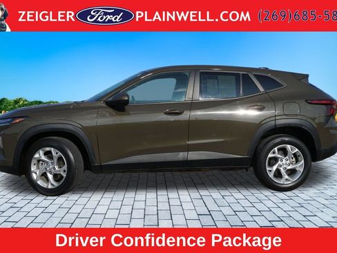 Used 2024 Chevrolet Trax LS w/ LS Convenience Package FWD image 2