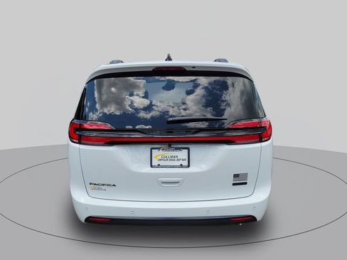 New 2027 Chrysler Pacifica Select FWD image 4
