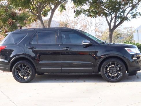 Used 2018 Ford Explorer XLT w/ Equipment Group 202A image 2