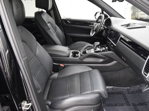 Used 2022 Porsche Cayenne AWD/4WD image 17