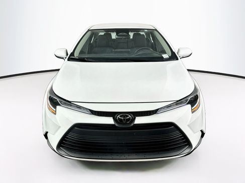 Used 2025 Toyota Corolla LE FWD image 2