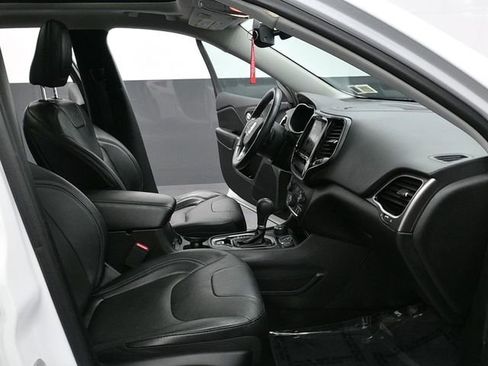 Used 2019 Jeep Cherokee Limited image 24