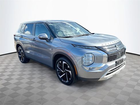 Used 2023 Mitsubishi Outlander SE image 4