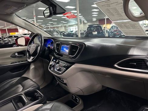Used 2020 Chrysler Pacifica Touring-L FWD image 31