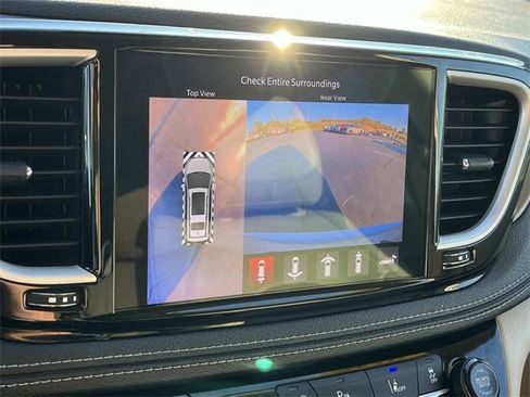 Used 2021 Chrysler Pacifica Touring-L image 40