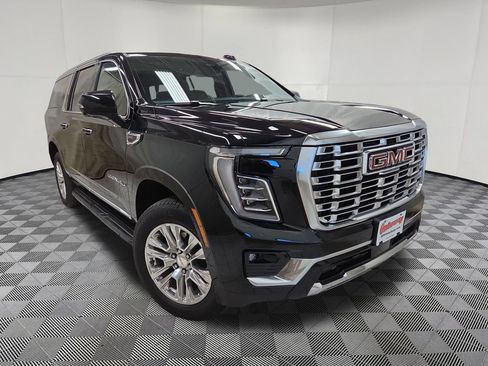 Used 2025 GMC Yukon XL Denali AWD/4WD image 3