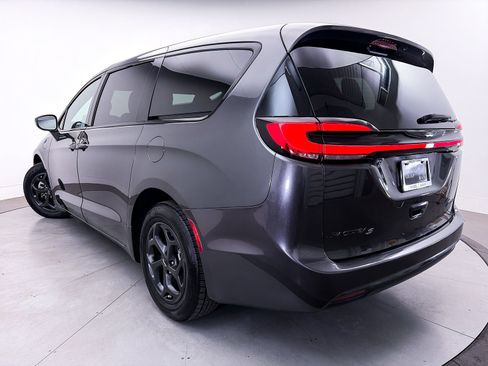 Used 2022 Chrysler Pacifica Touring-L w/ S Appearance Package FWD image 2