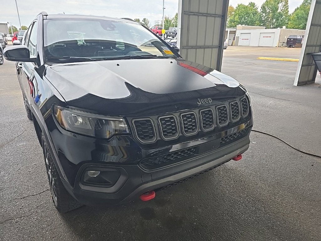 Used 2025 Jeep Compass Trailhawk AWD/4WD image 1