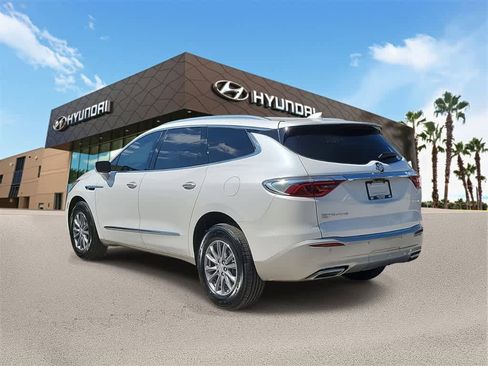 Used 2022 Buick Enclave Essence image 2