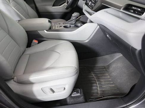 Used 2021 Toyota Highlander XLE AWD/4WD image 27