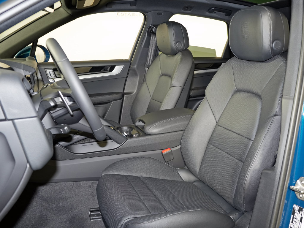 Certified 2026 Porsche Cayenne AWD/4WD image 5