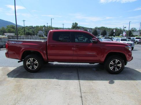 Used 2017 Toyota Tacoma TRD Sport w/ Tow Package (A/T) AWD/4WD image 6