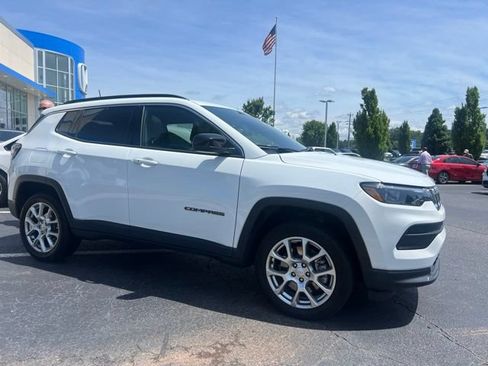 Used 2023 Jeep Compass Latitude w/ Sun and Sound Group AWD/4WD image 4