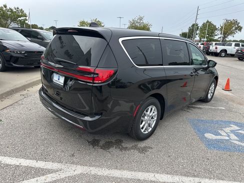 New 2026 Chrysler Pacifica Select image 32