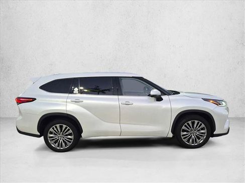 Used 2023 Toyota Highlander Platinum FWD image 4